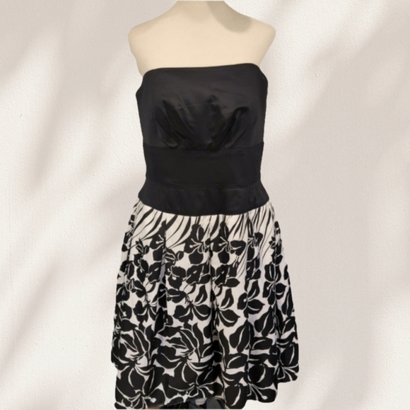 White House Black Market Dresses & Skirts - White House Black Market Strapless Midi Dress Size 14